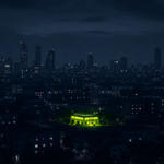 Panorama urbano minimalista al crepuscolo con edifici in silhouette blu notte e numerosi punti luce grigio tenue. Un solo edificio al centro della scena risplende in verde lime brillante, distinguendosi nettamente dagli altri e simboleggiando un brand che emerge e diventa visibile rispetto alla concorrenza. Stile editoriale, atmosfera cinematografica, senza persone, loghi o testo.